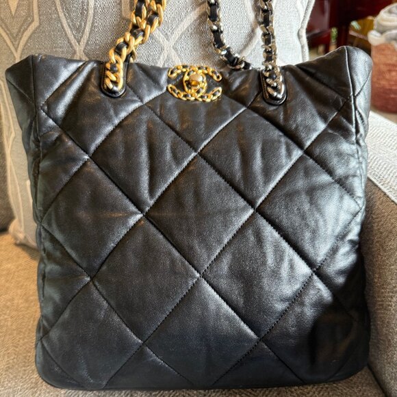 Chanel 19 shopping bag black quilted lambskin leather tote - Picture 2 of 16